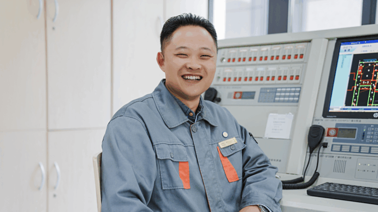 维保主管为欧葆庭长辈保驾护航